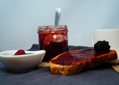 Confettura di lamponi e more